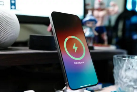 桐乡苹果15换屏服务分享用什么充电器给iPhone15充电更好 